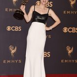 Kate McKinnon posando con su galardón de los Premios Emmy 2017