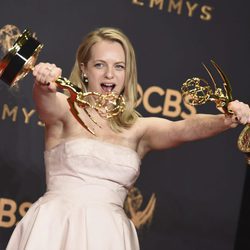 Elisabeth Moss posando con sus galardones de los Premios Emmy 2017