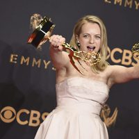 Elisabeth Moss posando con sus galardones de los Premios Emmy 2017