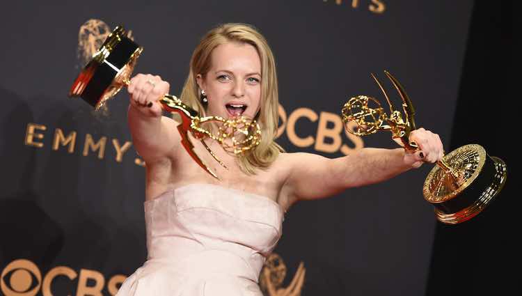 Elisabeth Moss posando con sus galardones de los Premios Emmy 2017