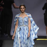 Helen Lindes desfilando para Ion Fiz en Madrid Fashion Week primavera/verano 2018