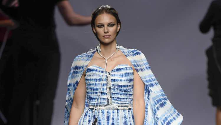 Helen Lindes desfilando para Ion Fiz en Madrid Fashion Week primavera/verano 2018