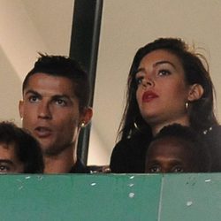 Cristiano Ronaldo y Georgina Rodrígue viendo un partido de fútbol en Lisoa