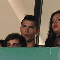 Cristiano Ronaldo y Georgina Rodrígue viendo un partido de fútbol en Lisoa