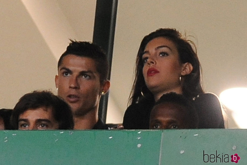 Cristiano Ronaldo y Georgina Rodrígue viendo un partido de fútbol en Lisoa