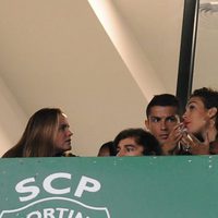 Georgina Rodríguez llevando un anillo sospechoso mientras ve un partido con Cristiano Ronaldo