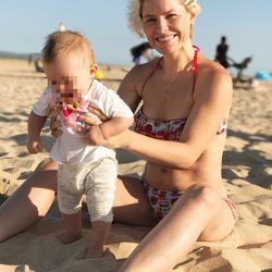 Soraya Arnelas con su hija Manuela de Gracia en la playa