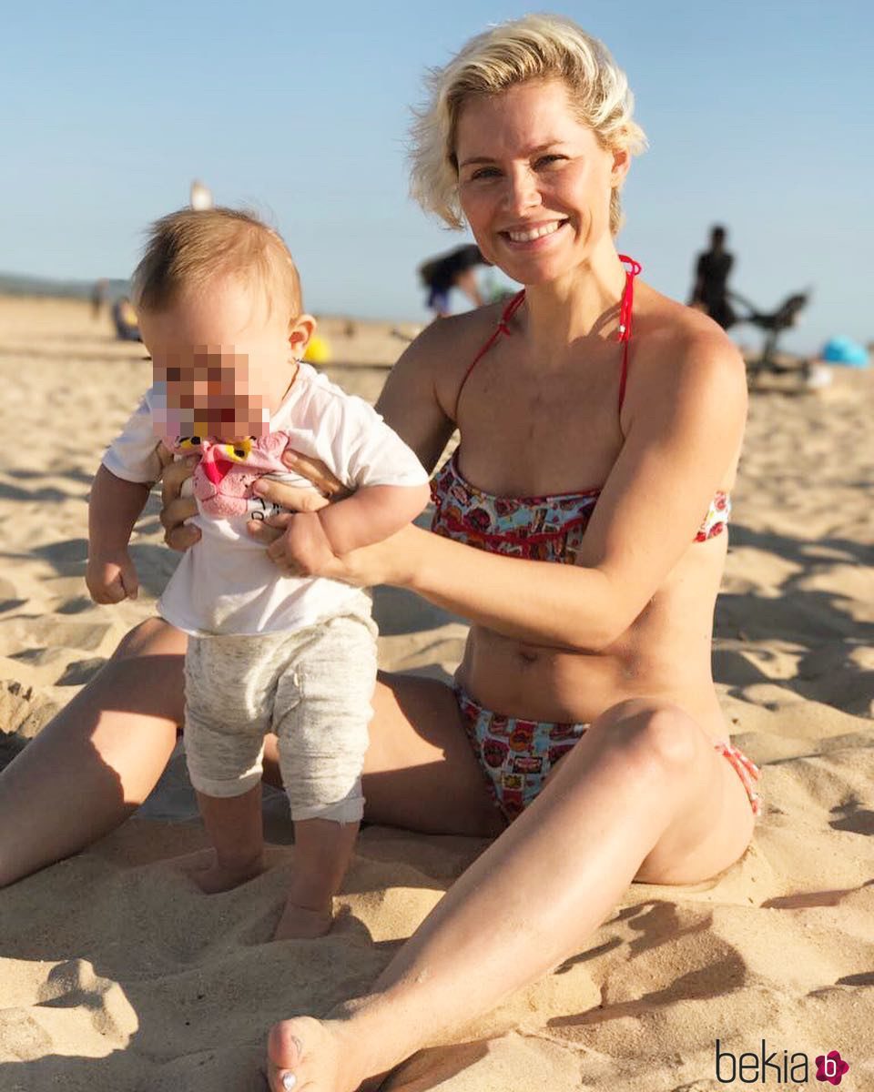 Soraya Arnelas con su hija Manuela de Gracia en la playa