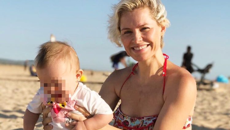 Soraya Arnelas con su hija Manuela de Gracia en la playa