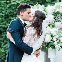 Marc Bartra y Melissa Jiménez besándose durante su boda