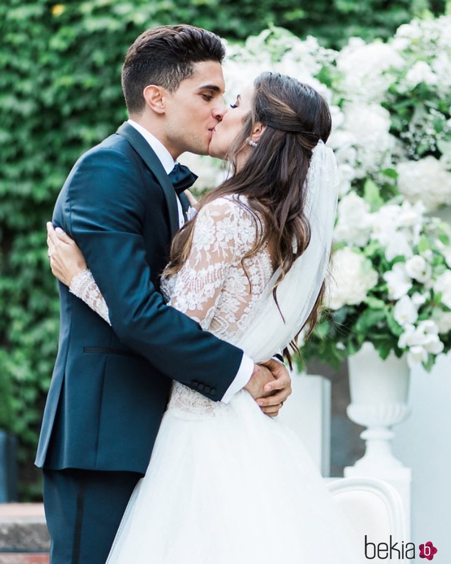 Marc Bartra y Melissa Jiménez besándose durante su boda