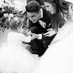 Marc Bartra y Melissa Jiménez con su hija Gala el día de su boda