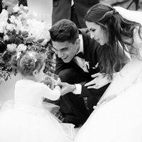 Marc Bartra y Melissa Jiménez con su hija Gala el día de su boda