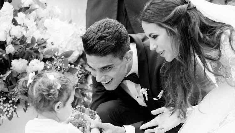 Marc Bartra y Melissa Jiménez con su hija Gala el día de su boda