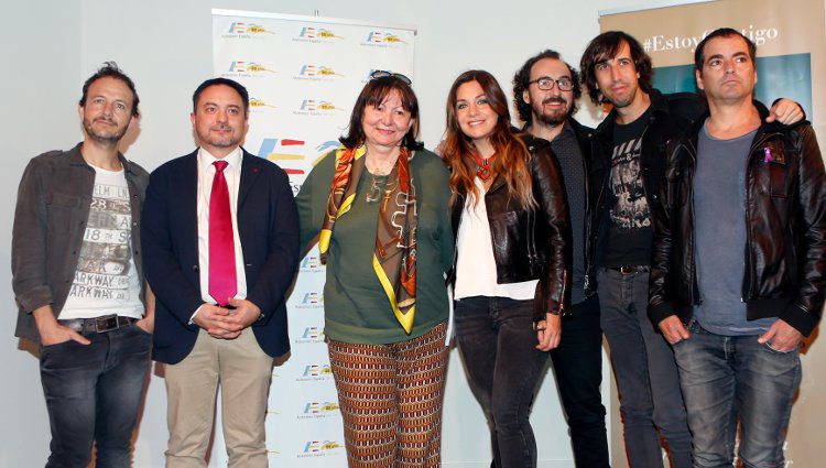 La Oreja de Van Gogh, David Pérez Martínez y Micheline Selmes presentando 'Estoy Contigo'