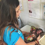 Sara Carbonero cuidando de un bebé como misionera en Senegal