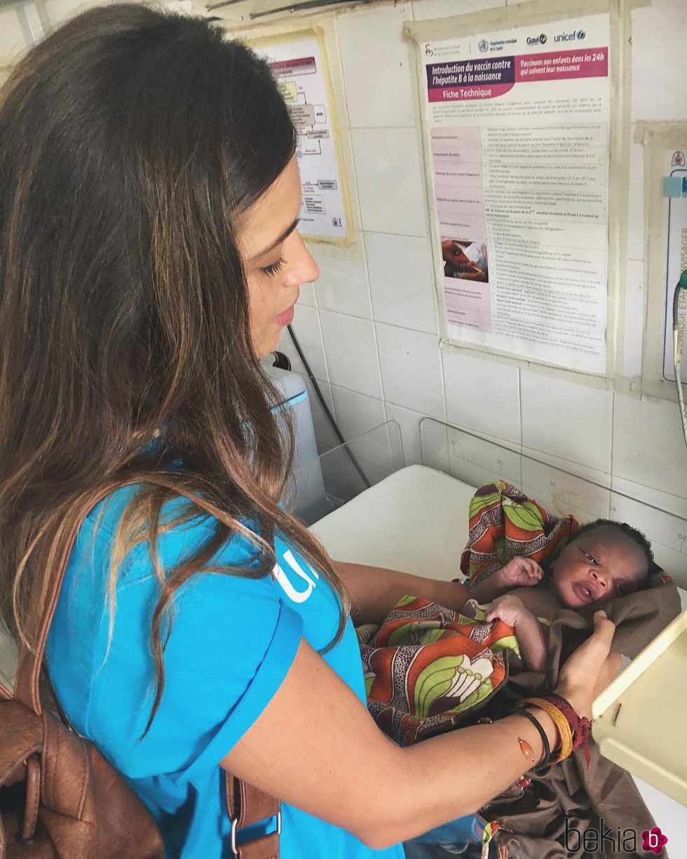 Sara Carbonero cuidando de un bebé como misionera en Senegal