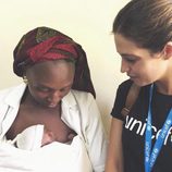 Sara Carbonero con un bebé recién nacido y su madre en Senegal