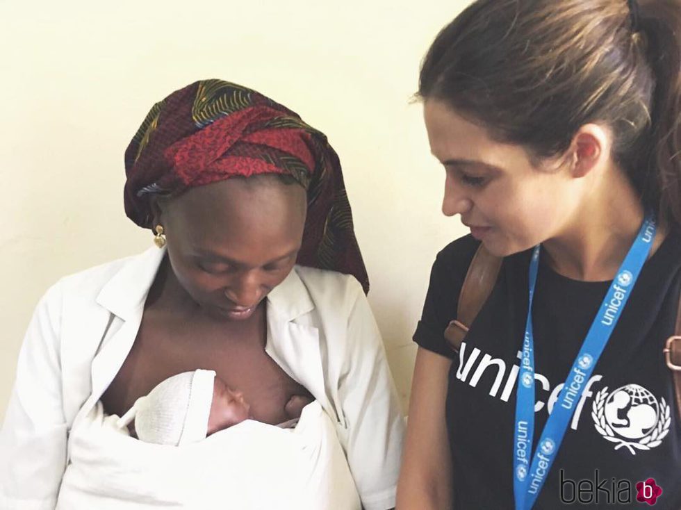 Sara Carbonero con un bebé recién nacido y su madre en Senegal