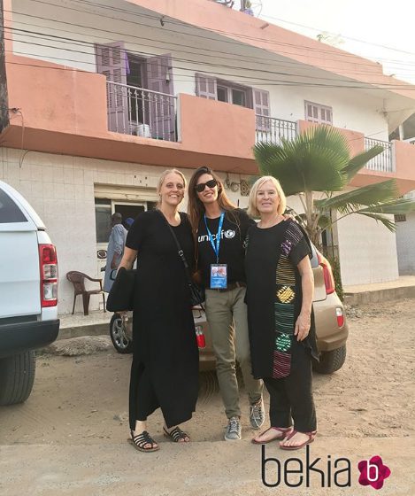 Sara Carbonero con parte de sus compañeras de Unicef en Senegal