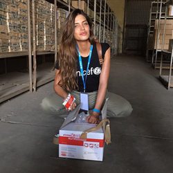 Sara Carbonero con algunas provisiones en Senegal