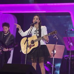 India Martínez actuando en los Premios Cadena Dial 2017