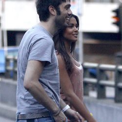 Lara Álvarez y Dani Martínez durante un paseo por Madrid