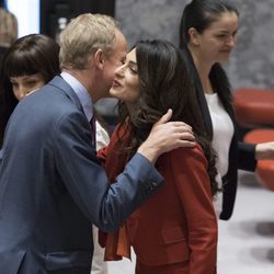 Amal Alamuddin en la sede de la ONU saludando a un compañero