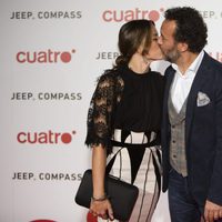 Cristina Alarcón y José Luis García Pérez besándose en la fiesta de Cuatro para presentar la temporada 2017