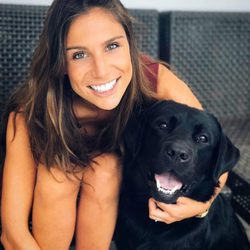 Lucía Villalón con su perrito