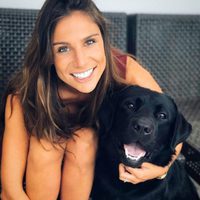 Lucía Villalón con su perrito