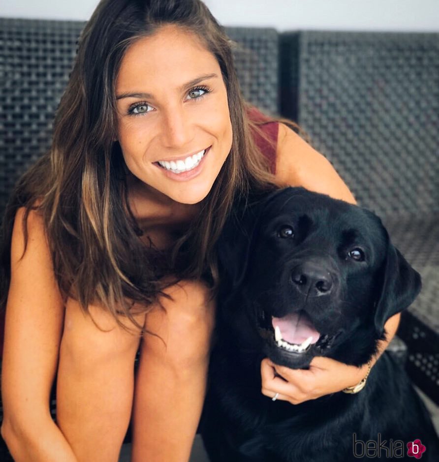 Lucía Villalón con su perrito