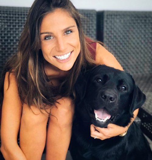 Lucía Villalón con su perrito