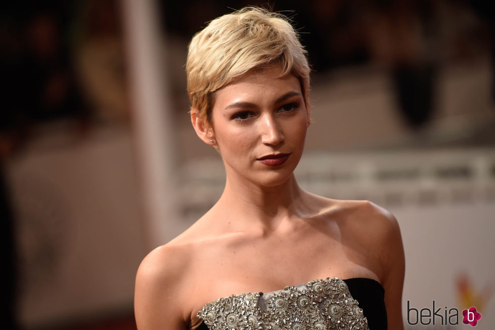 Úrsula Corberó luciendo nuevo look en la premiere de 'Proyecto Tiempo' en el Festival de San Sebastián 2017