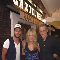 Alessandro Livi, Belén Rodríguez y Kiko Hernández disfrutando de una cena en Madrid