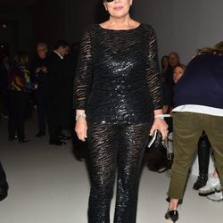 Kris Jenner en el front row del desfile de Versace en la Milan Fashion Week primavera/verano 2018