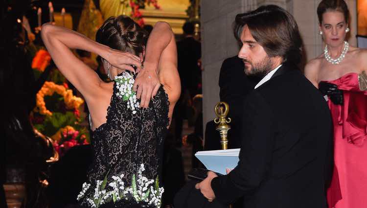 Carlota Casiraghi subiéndose la cremallera del vestido bajo la atenta mirada de Dimitri Rassam