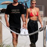 Scott Disick y Sofia Richie abandonando una playa de Miami juntos