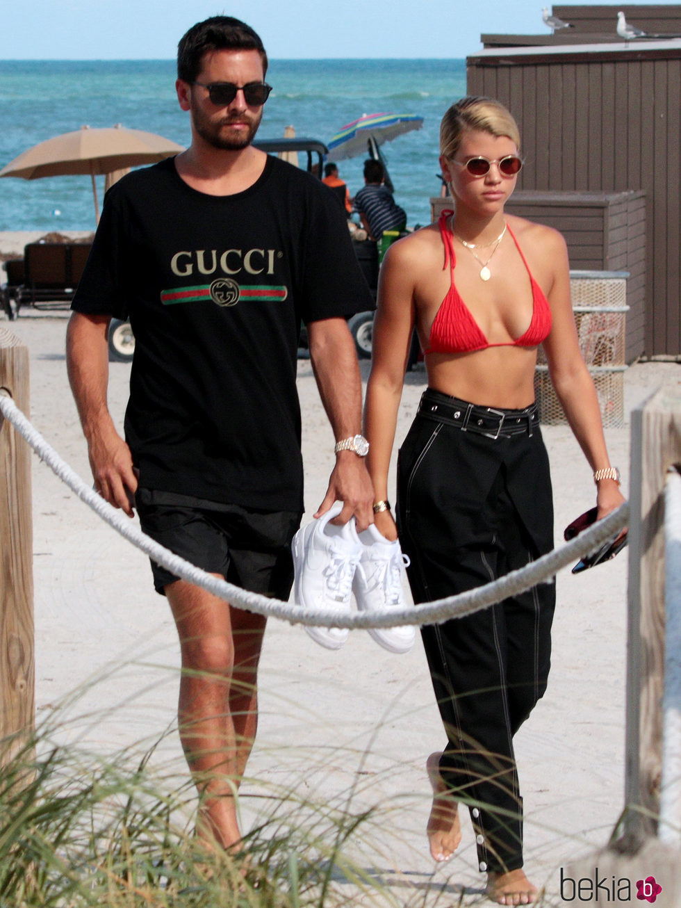 Scott Disick y Sofia Richie abandonando una playa de Miami juntos