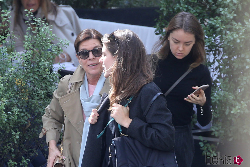 Carolina de Mónaco, Carlota Casiraghi y Alexandra de Hannover salen de comer en París