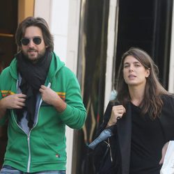 Carlota Casiraghi y Dimitri Rassam paseando por París