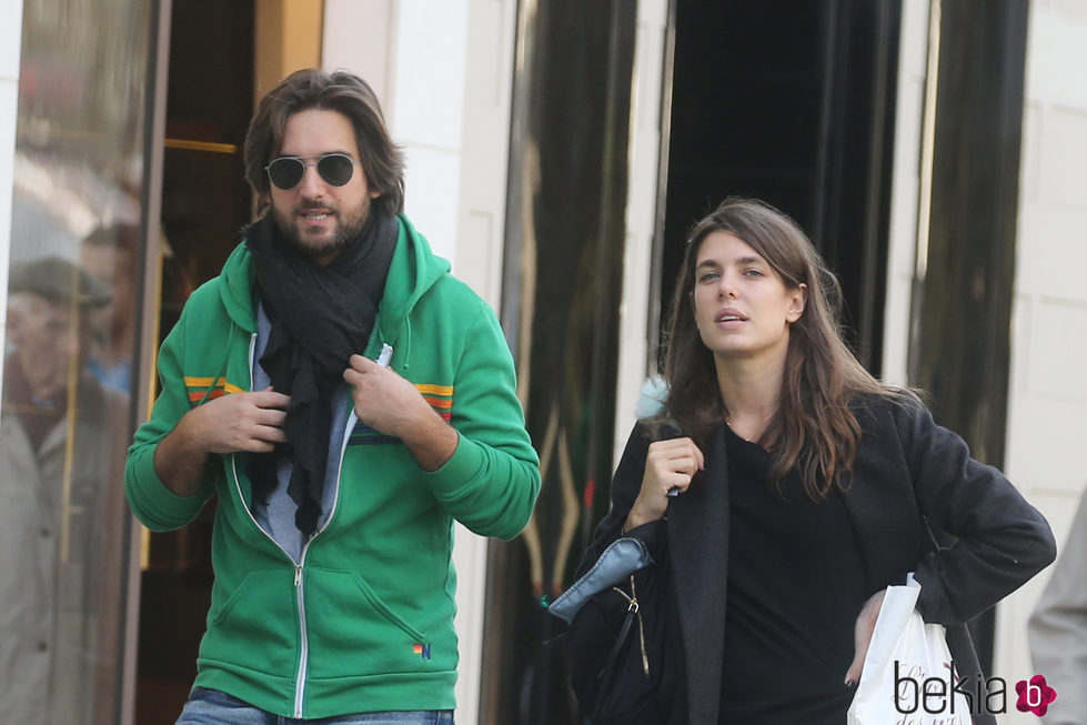 Carlota Casiraghi y Dimitri Rassam paseando por París