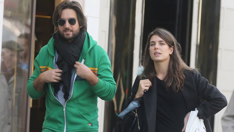 Carlota Casiraghi y Dimitri Rassam paseando por París