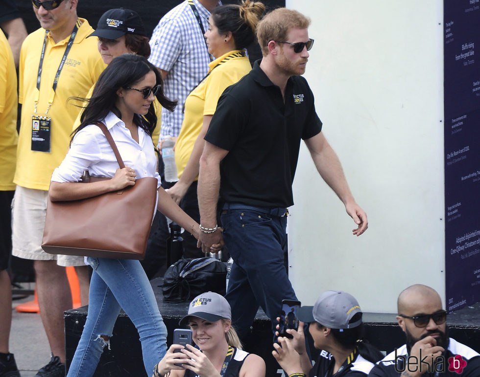 El Príncipe Harry y Meghan Markle cogidos de la mano