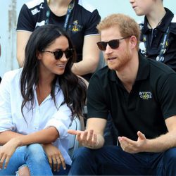 El Príncipe Harry y Meghan Markle charlando en los Invictus Games de Toronto