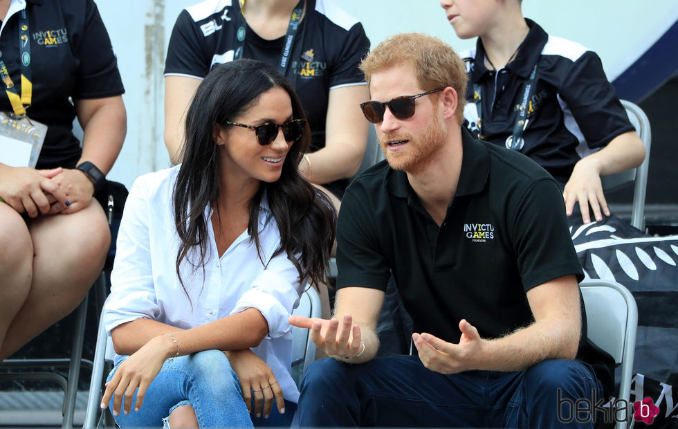 El Príncipe Harry y Meghan Markle charlando en los Invictus Games de Toronto