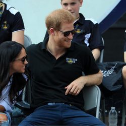 El Príncipe Harry y Meghan Markle sonríen a un niño en los Invictus Games de Toronto