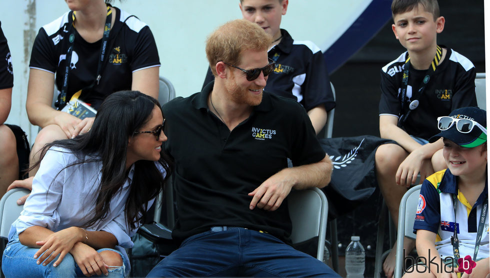 El Príncipe Harry y Meghan Markle sonríen a un niño en los Invictus Games de Toronto