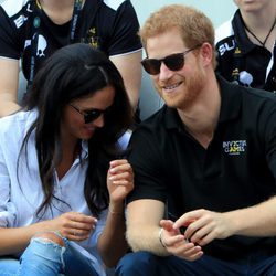 El Príncipe Harry y Meghan Markle ríen divertidos