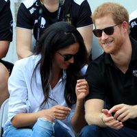 El Príncipe Harry y Meghan Markle ríen divertidos